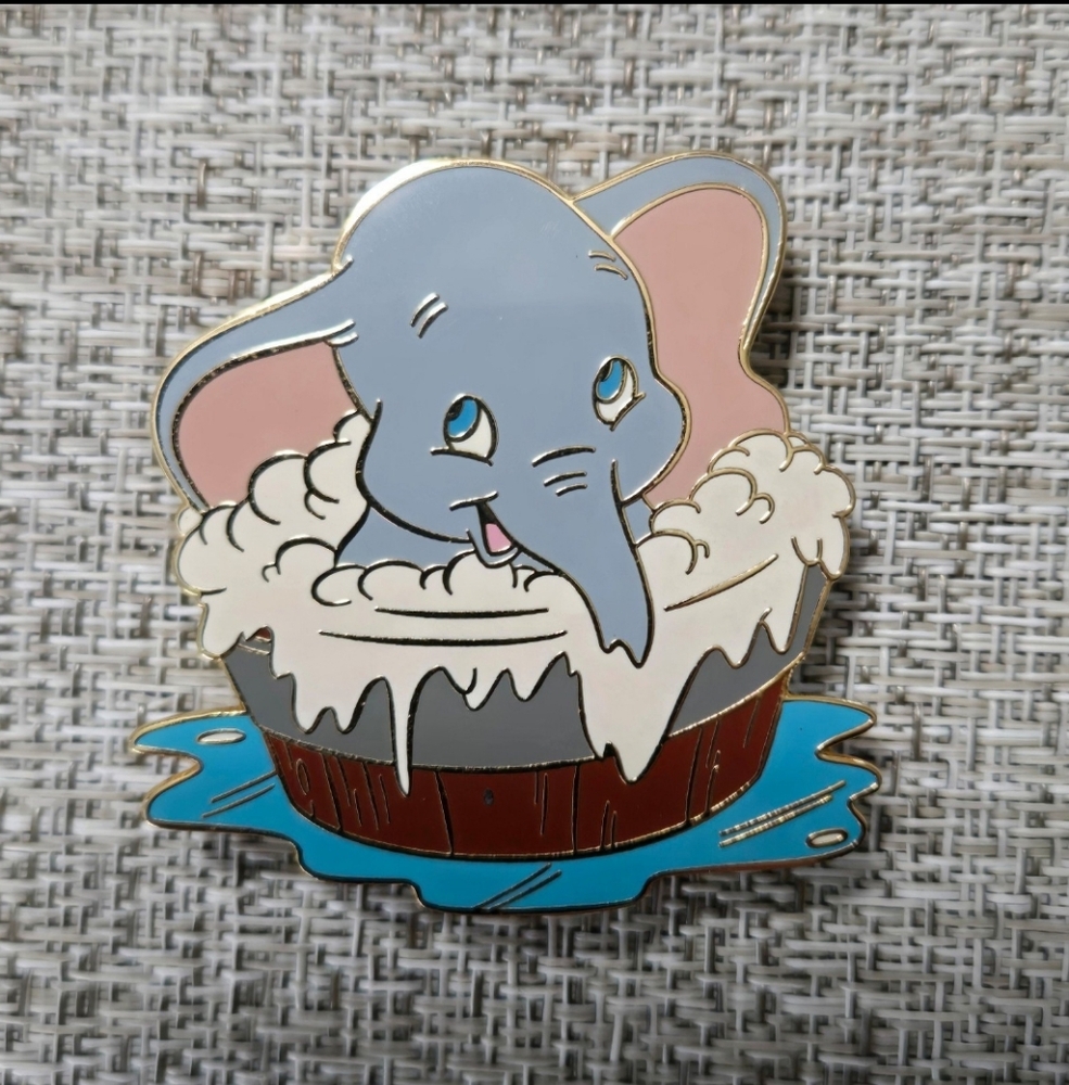Disney Auctions Baby Dumbo Elephant in Bathtub Tub LE 500 Pin